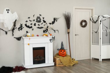 Cadılar Bayramı için şömine ve kapıyla dekore edilmiş oturma odasının içi.