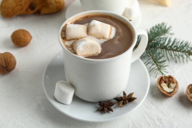 Beyaz arka planda marshmallowlu lezzetli Noel kakaosu.