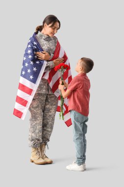 Küçük çocuk, hafif arka planda askeri annesini selamlıyor. Gaziler Günü kutlamaları