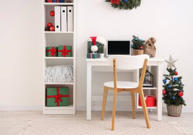 İş yeri, raf ünitesi ve Noel dekoru olan ofis içi