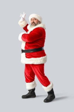 Gri arka planda dans eden Noel Baba