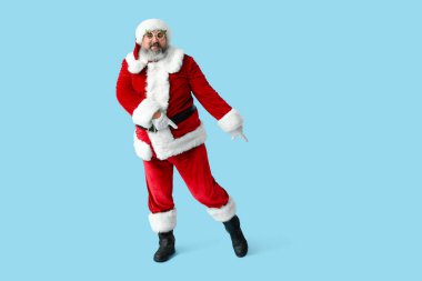 Mavi arka planda dans eden komik Noel Baba
