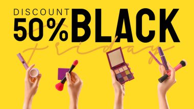 Makyaj ürünleri olan kadın eller ve sarı arkaplanda Kara Cuma metni