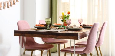 Yemek odasında havuçla süslenmiş Paskalya için güzel bir masa.