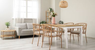 Işık odasında sandalyeli yemek masası.