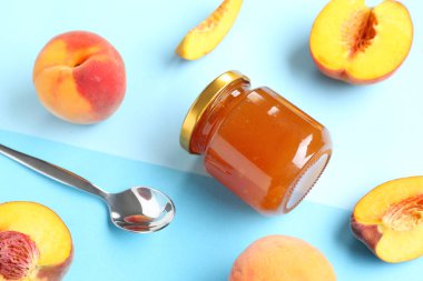 Cam kavanoz şeftali reçeli ve taze meyveli kompozisyon
