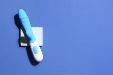 Mavi arka planda vibratörü olan dekoratif podyum