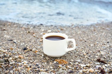 Çakıl taşlı plajda beyaz seramik kahve.
