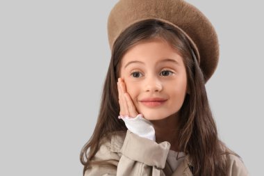 Hafif arka planda şık küçük kız, yakın plan.