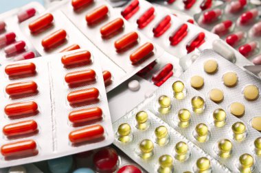 Arka plan olarak farklı haplar içeren kabarcık paketleri