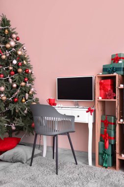 İş yeri, bilgisayar monitörü ve Noel hediyeleriyle ofis içi