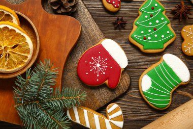Lezzetli Noel kurabiyeleri ve kahverengi ahşap arka planda dekoru olan kompozisyon