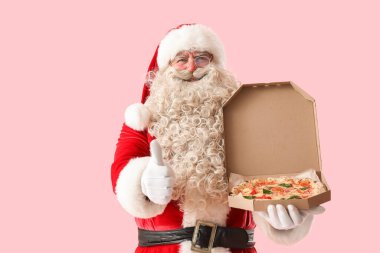 Noel Baba 'nın lezzetli pizza kutusu pembe arka planda baş parmağını gösteriyor.