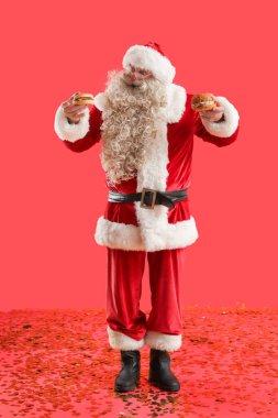 Kırmızı arka planda lezzetli burgerlerle Noel Baba 'yı şoke ettim.