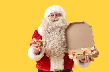 Noel Baba, sarı arka planda lezzetli pizza.