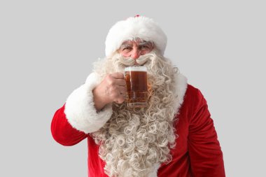 Beyaz arka planda bira kupası olan Noel Baba.