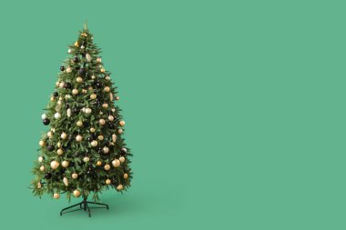 Yeşil arka planda güzel bir Noel ağacı