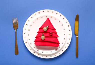 Mavi arka planda Noel topları olan güzel bir masa.