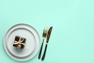 Turkuaz arka planda Noel hediyesi olan güzel bir masa.