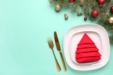 Turkuaz arka planda Noel yemeği için güzel bir masa.