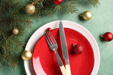 Yeşil grunge arka planda Noel yemeği için güzel bir masa.