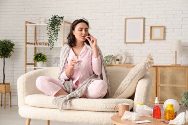 Hasta genç kadın evde hap alıyor.