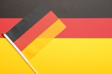 Renkli arkaplanda Almanya Bayrağı