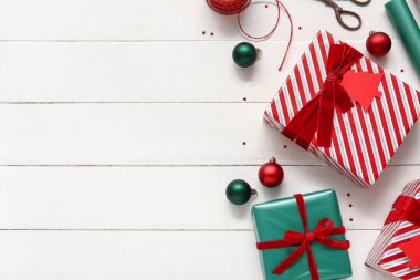 Güzel Noel hediyeleri ve hafif ahşap arka planda süslemeleri olan kompozisyon