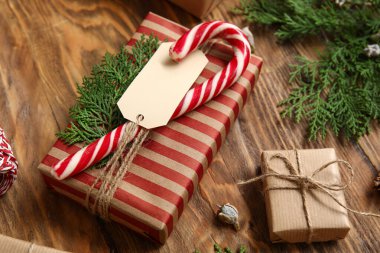 Güzel Noel hediyeleri, thuja dalları ve tahta masada şeker kamışı.