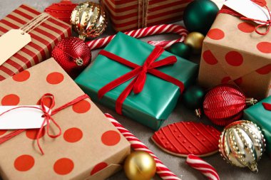 Güzel Noel hediyeleri ve süslemeleri olan kompozisyon, yakın plan.