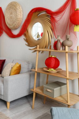 Çin Yeni Yıl kutlamaları için dekore edilmiş ahşap raf ünitesi oturma odasının içinde.