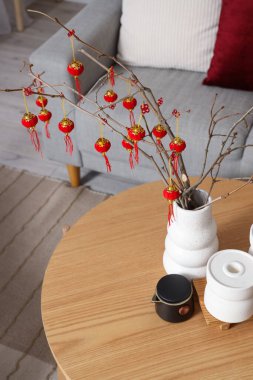 Ağaç dalları olan vazolar, Çin fenerleri ve oturma odasındaki masada çaydanlık. Çin Yeni Yıl Kutlaması