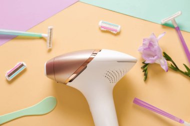 Renkli jilet ve çiçekli modern fotoepilatör