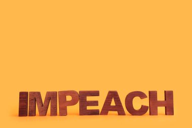 Ahşap harfler turuncu arka planda imdat demek.