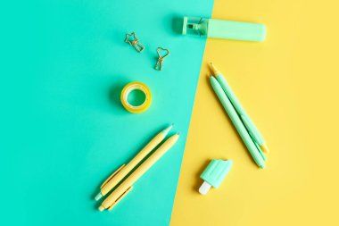 Renkli arkaplanda farklı okul sayfaları