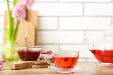 Mutfaktaki masada yaban mersini reçeli ile bir fincan yabanmersini çayı.