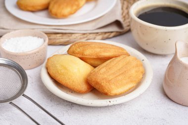 Işık arka planında Madeleine olan fincan tabağı