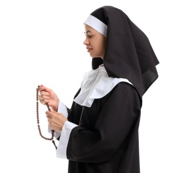 Beyaz arka planda boncukları olan genç bir rahibe.