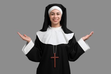 Gri arka planda genç rahibenin portresi