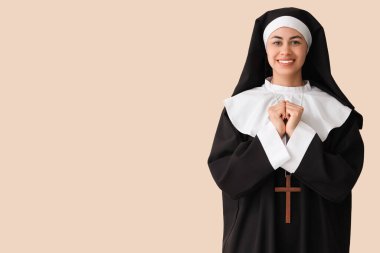 Bej arka planda genç bir rahibe