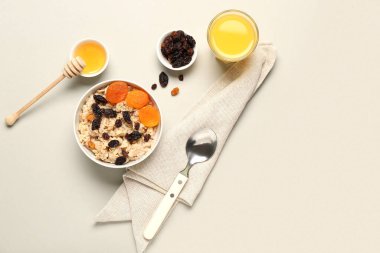 Hafif arka planda kurumuş meyveli lezzetli yulaf ezmesi.