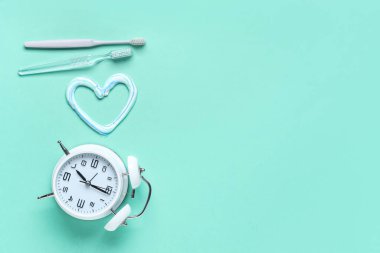 Kalp, diş macunundan, çalar saatten ve diş fırçasından yapılmış.