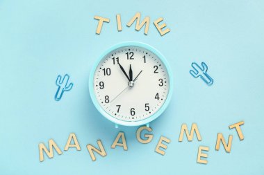 Alarm saati ve turkuaz arka planda ataçları olan Time ManageMent 'e mesaj at. Üst görünüm