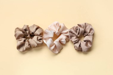 Bej arkaplanda modaya uygun ipek tokalar