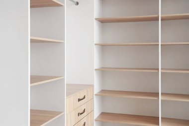 Soyunma odasında büyük boş gardırop.