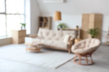 Masada koltuğu, koltuğu ve dizüstü bilgisayarı olan bulanık oturma odası manzarası