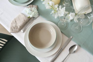 Düğün töreni için beyaz çiçeklerle dolu güzel bir masa.