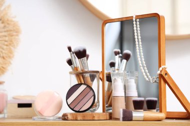 Makyaj fırçaları ve makyaj aynalarıyla dekoratif kozmetik ürünleri.