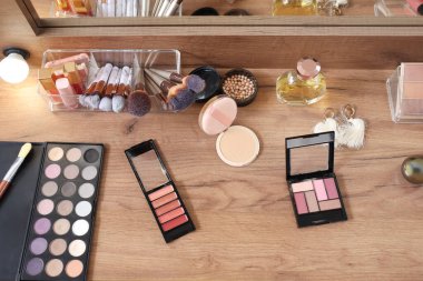 Makyaj malzemeleri soyunma odasındaki masanın üstünde.