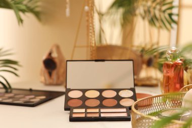 Soyunma odasındaki masada göz farı, yakın plan.